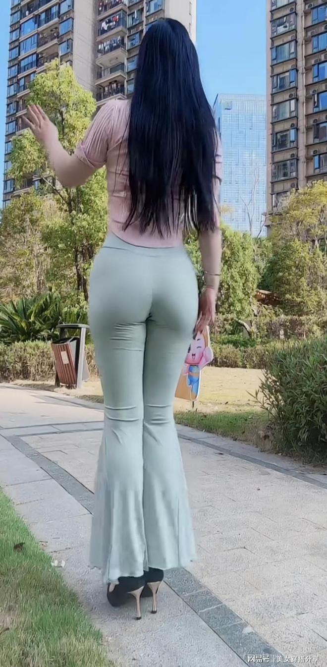 姨必备的减龄穿搭开元棋牌试玩老阿(图3)